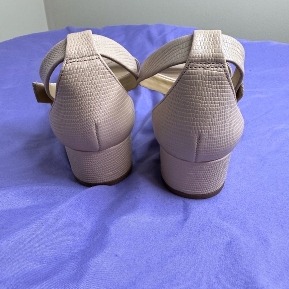 Tan Talbots Sandal with Small Heel Size 9 1/2 - Picture 3 of 5